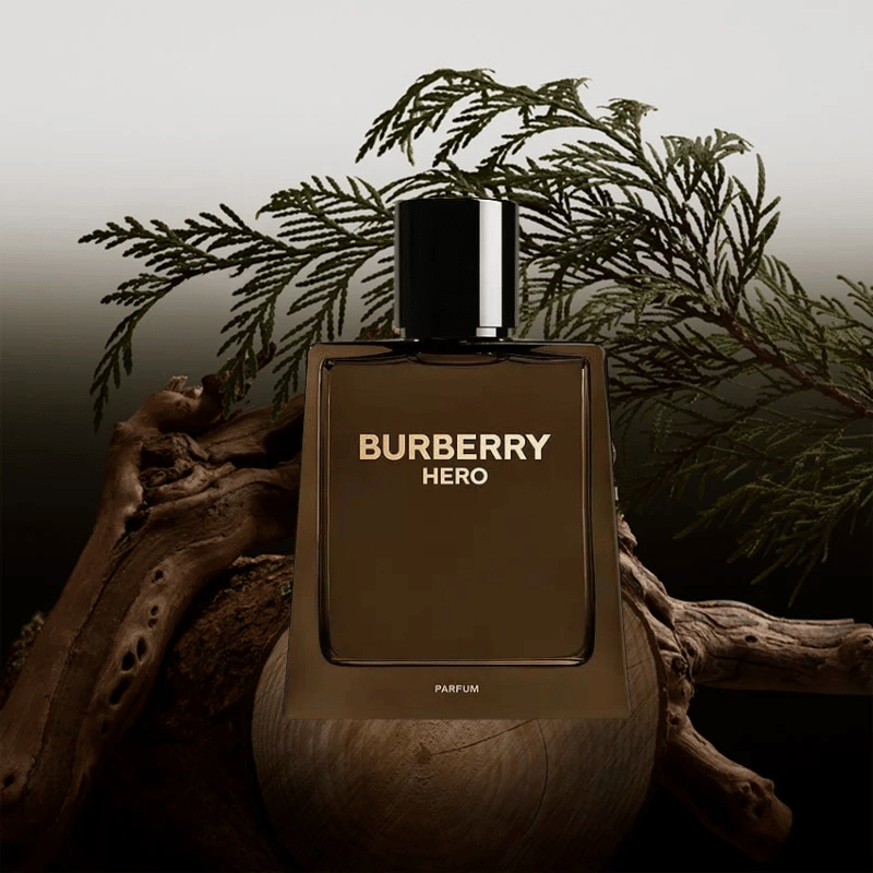 Burberry Hero Parfum hứa hẹn sẽ là một trong những chai nước hoa vô cùng được yêu thích bởi cánh mày râu.